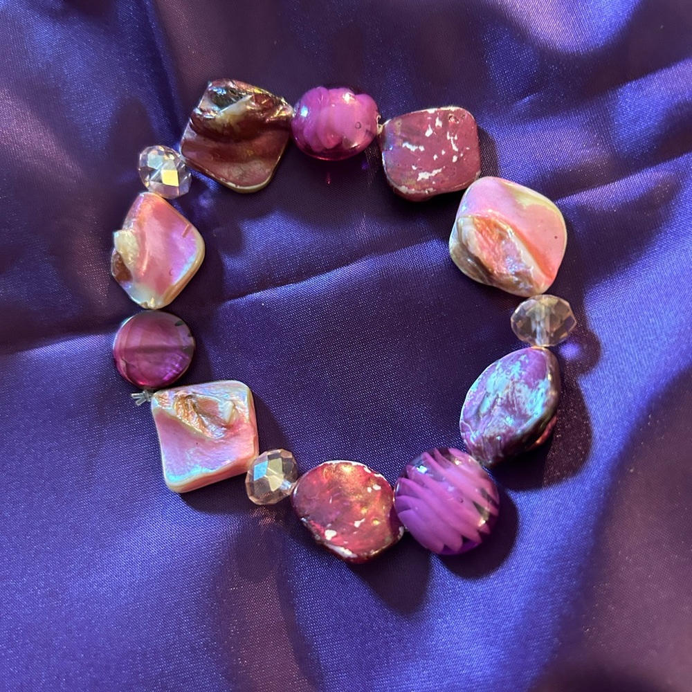 Pretty Pink and Purple Resin bead stretch bracelet. Unbranded. - Picture 2 of 7
